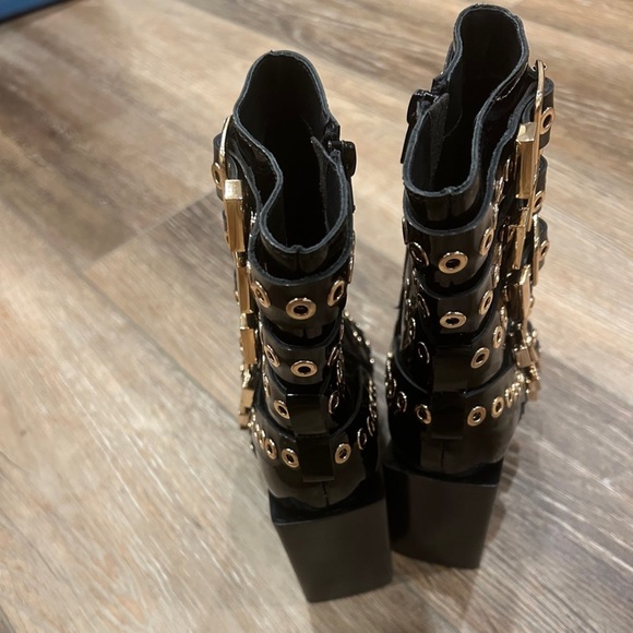 Jeffrey Campbell Black leather patent ankle boots with gold buckles. Size 5.5 - Picture 7 of 9